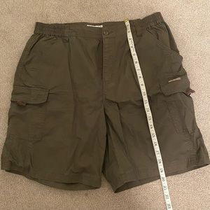 Women’s size large Columbia cargo shorts. Dark green
